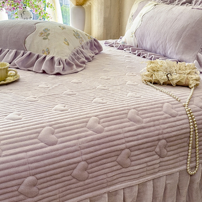 91家纺网 家纺一手货源 找家纺 宜凡家纺 2025新款牛奶绒雕花拼接刺绣床盖四件套 蝶恋花语