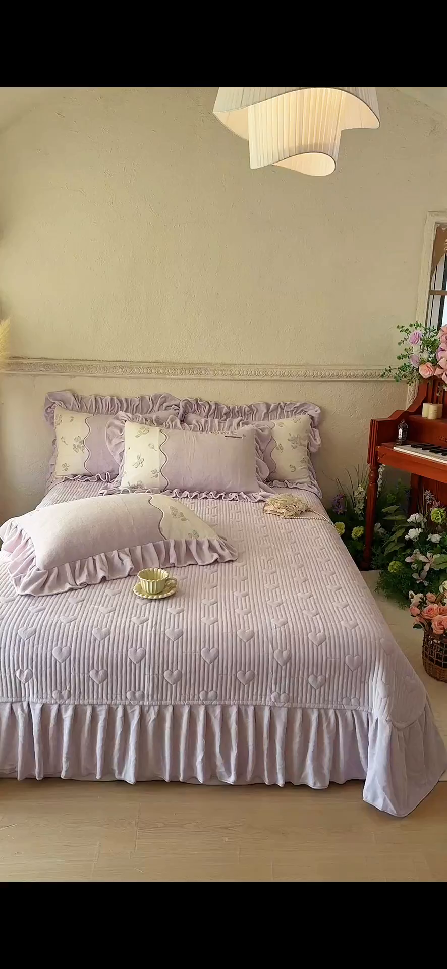 91家纺网 家纺一手货源 找家纺 宜凡家纺 2025新款牛奶绒雕花拼接刺绣床盖四件套 蝶恋花语