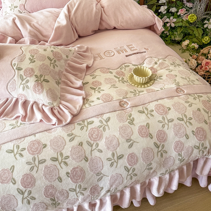 91家纺网 家纺一手货源 找家纺 宜凡家纺 2025新款牛奶绒雕花拼接刺绣床盖四件套 花野漫屿