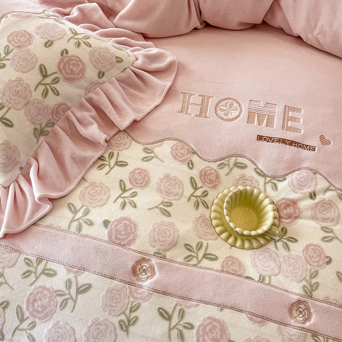 91家纺网 家纺一手货源 找家纺 宜凡家纺 2025新款牛奶绒雕花拼接刺绣床盖四件套 花野漫屿