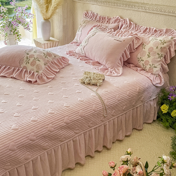 91家纺网 家纺一手货源 找家纺 宜凡家纺 2025新款牛奶绒雕花拼接刺绣床盖四件套 花野漫屿