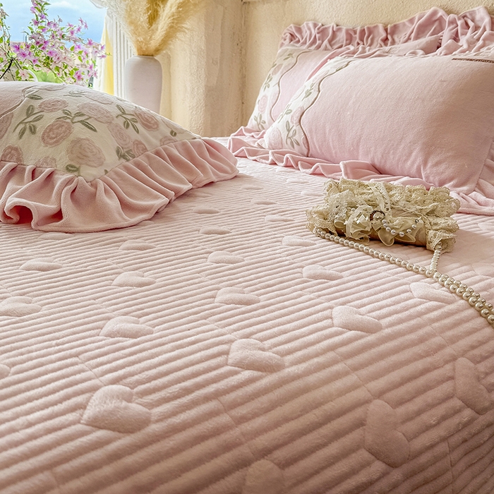 91家纺网 家纺一手货源 找家纺 宜凡家纺 2025新款牛奶绒雕花拼接刺绣床盖四件套 花野漫屿