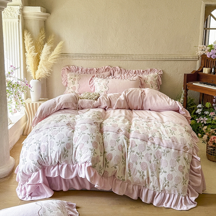 91家纺网 家纺一手货源 找家纺 宜凡家纺 2025新款牛奶绒雕花拼接刺绣床盖四件套 花野漫屿