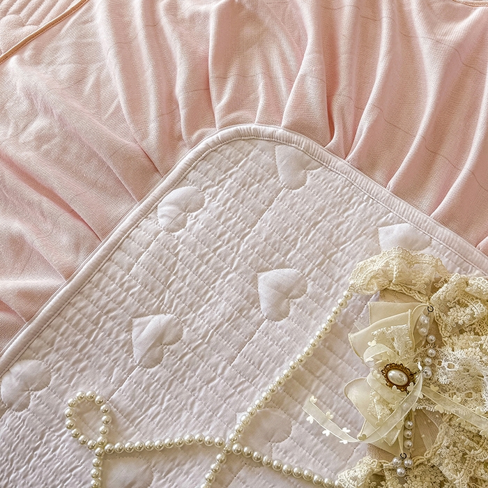 91家纺网 家纺一手货源 找家纺 宜凡家纺 2025新款牛奶绒雕花拼接刺绣床盖四件套 花野漫屿