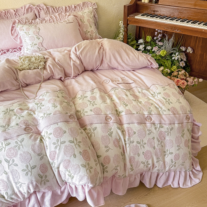 91家纺网 家纺一手货源 找家纺 宜凡家纺 2025新款牛奶绒雕花拼接刺绣床盖四件套 花野漫屿