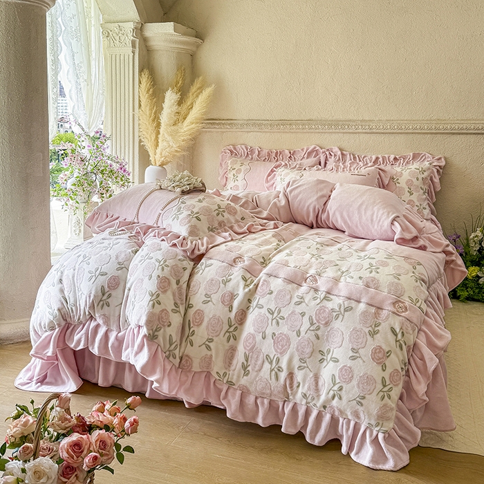 91家纺网 家纺一手货源 找家纺 宜凡家纺 2025新款牛奶绒雕花拼接刺绣床盖四件套 花野漫屿