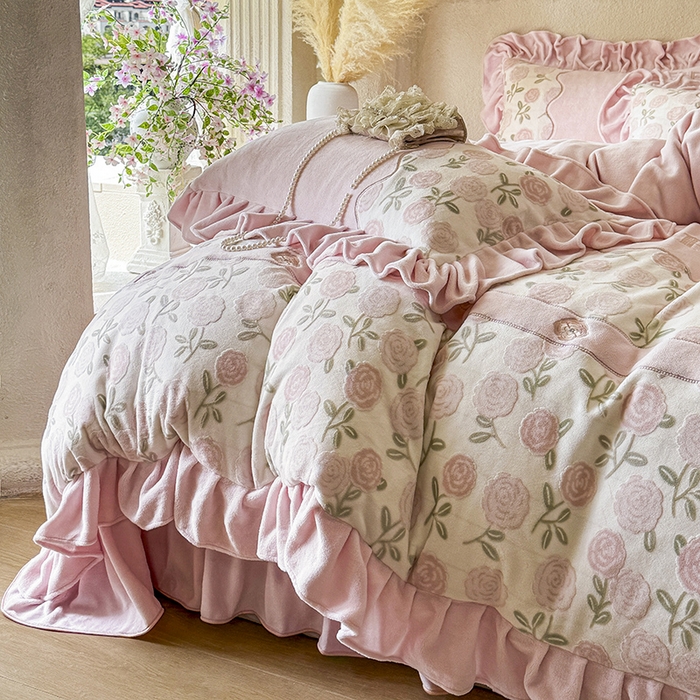 91家纺网 家纺一手货源 找家纺 宜凡家纺 2025新款牛奶绒雕花拼接刺绣床盖四件套 花野漫屿