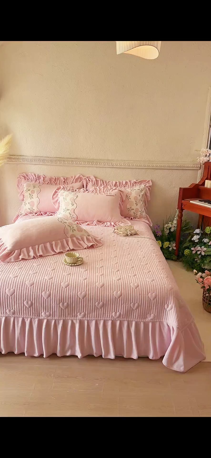 91家纺网 家纺一手货源 找家纺 宜凡家纺 2025新款牛奶绒雕花拼接刺绣床盖四件套 花野漫屿