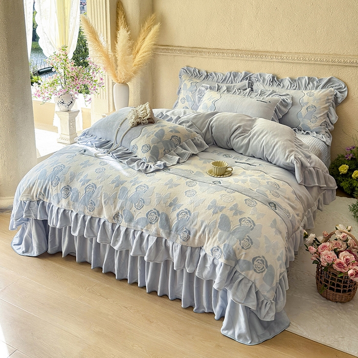 91家纺网 家纺一手货源 找家纺 宜凡家纺 2025新款牛奶绒雕花拼接刺绣床盖四件套 蕾丝蝶音