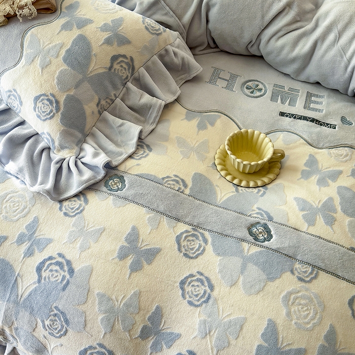 91家纺网 家纺一手货源 找家纺 宜凡家纺 2025新款牛奶绒雕花拼接刺绣床盖四件套 蕾丝蝶音