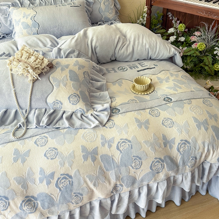 91家纺网 家纺一手货源 找家纺 宜凡家纺 2025新款牛奶绒雕花拼接刺绣床盖四件套 蕾丝蝶音