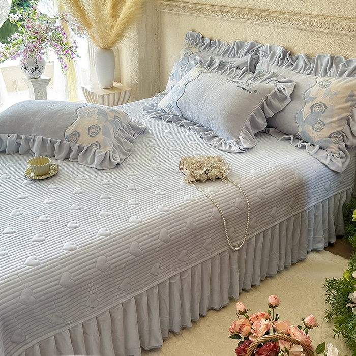 91家纺网 家纺一手货源 找家纺 宜凡家纺 2025新款牛奶绒雕花拼接刺绣床盖四件套 蕾丝蝶音