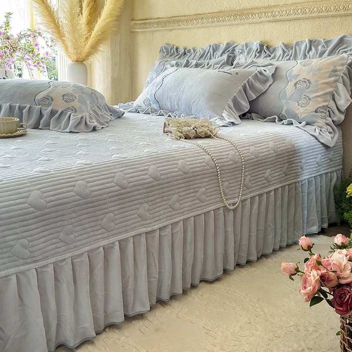 91家纺网 家纺一手货源 找家纺 宜凡家纺 2025新款牛奶绒雕花拼接刺绣床盖四件套 蕾丝蝶音