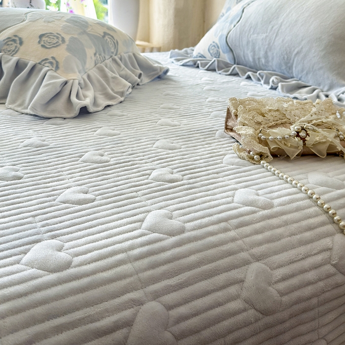 91家纺网 家纺一手货源 找家纺 宜凡家纺 2025新款牛奶绒雕花拼接刺绣床盖四件套 蕾丝蝶音