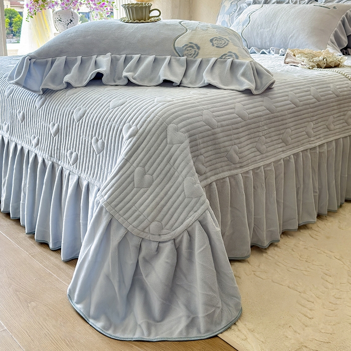 91家纺网 家纺一手货源 找家纺 宜凡家纺 2025新款牛奶绒雕花拼接刺绣床盖四件套 蕾丝蝶音