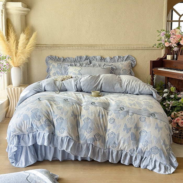 91家纺网 家纺一手货源 找家纺 宜凡家纺 2025新款牛奶绒雕花拼接刺绣床盖四件套 蕾丝蝶音