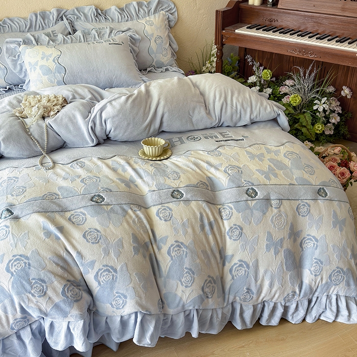 91家纺网 家纺一手货源 找家纺 宜凡家纺 2025新款牛奶绒雕花拼接刺绣床盖四件套 蕾丝蝶音