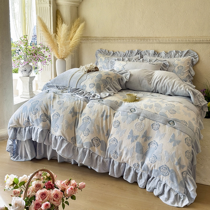 91家纺网 家纺一手货源 找家纺 宜凡家纺 2025新款牛奶绒雕花拼接刺绣床盖四件套 蕾丝蝶音