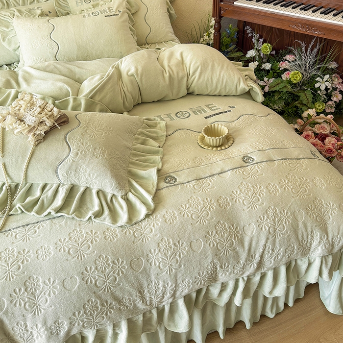 91家纺网 家纺一手货源 找家纺 宜凡家纺 2025新款牛奶绒雕花拼接刺绣床盖四件套 洛可可影