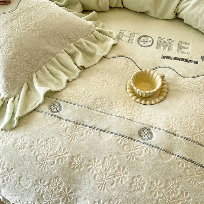 91家纺网 家纺一手货源 找家纺 宜凡家纺 2025新款牛奶绒雕花拼接刺绣床盖四件套 洛可可影