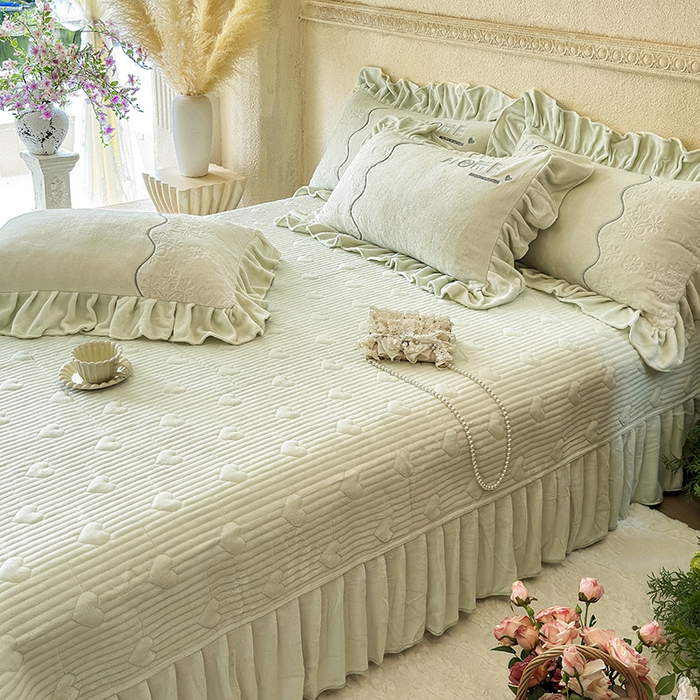 91家纺网 家纺一手货源 找家纺 宜凡家纺 2025新款牛奶绒雕花拼接刺绣床盖四件套 洛可可影