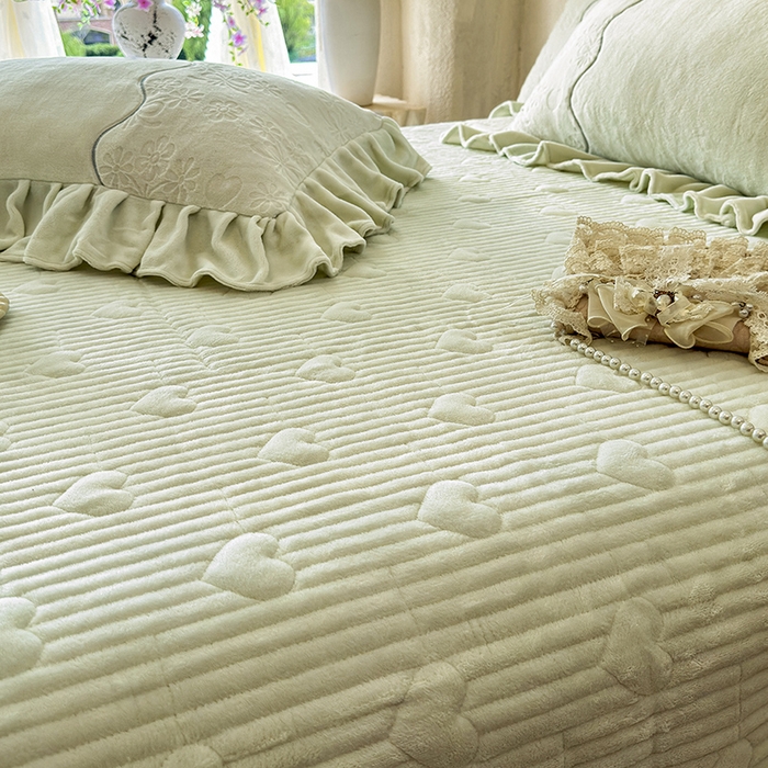 91家纺网 家纺一手货源 找家纺 宜凡家纺 2025新款牛奶绒雕花拼接刺绣床盖四件套 洛可可影