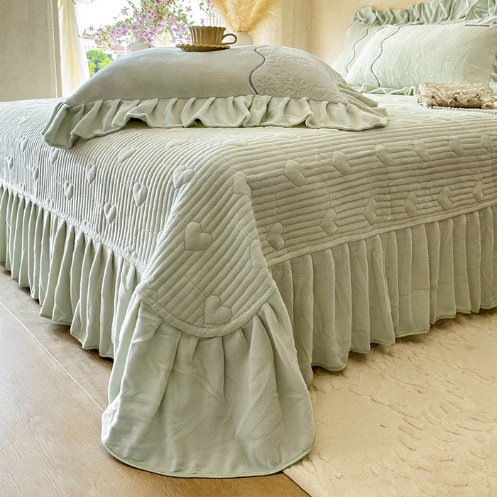 91家纺网 家纺一手货源 找家纺 宜凡家纺 2025新款牛奶绒雕花拼接刺绣床盖四件套 洛可可影