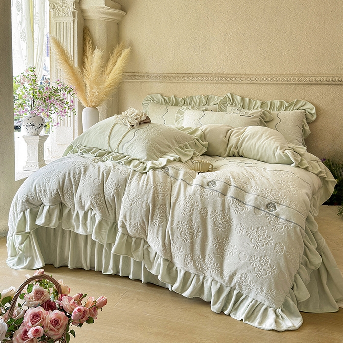 91家纺网 家纺一手货源 找家纺 宜凡家纺 2025新款牛奶绒雕花拼接刺绣床盖四件套 洛可可影