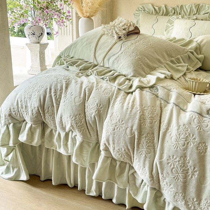 91家纺网 家纺一手货源 找家纺 宜凡家纺 2025新款牛奶绒雕花拼接刺绣床盖四件套 洛可可影