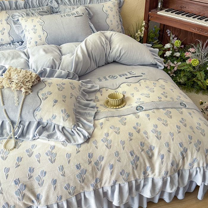 91家纺网 家纺一手货源 找家纺 宜凡家纺 2025新款牛奶绒雕花拼接刺绣床盖四件套 雾蓝漫织