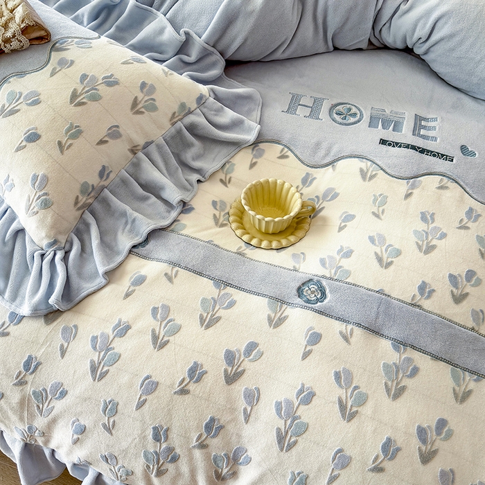 91家纺网 家纺一手货源 找家纺 宜凡家纺 2025新款牛奶绒雕花拼接刺绣床盖四件套 雾蓝漫织