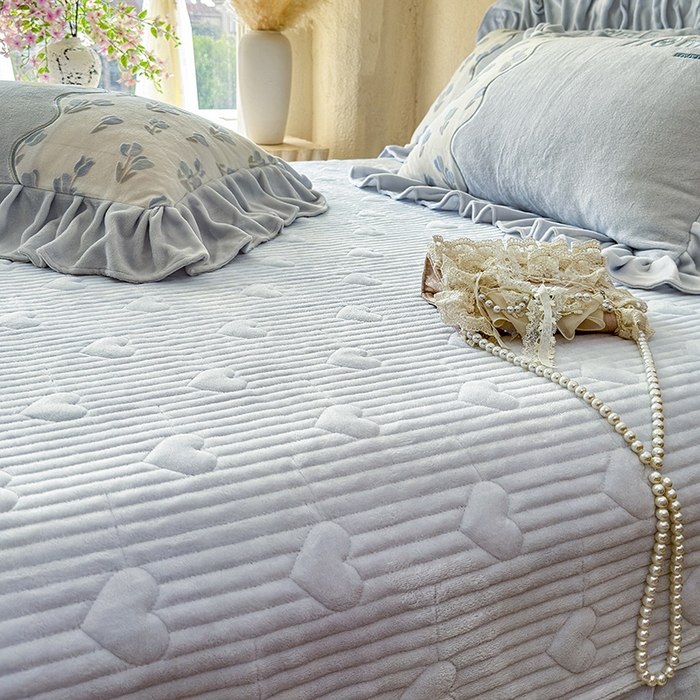 91家纺网 家纺一手货源 找家纺 宜凡家纺 2025新款牛奶绒雕花拼接刺绣床盖四件套 雾蓝漫织