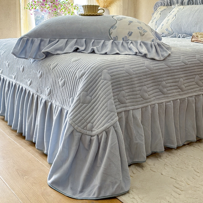 91家纺网 家纺一手货源 找家纺 宜凡家纺 2025新款牛奶绒雕花拼接刺绣床盖四件套 雾蓝漫织