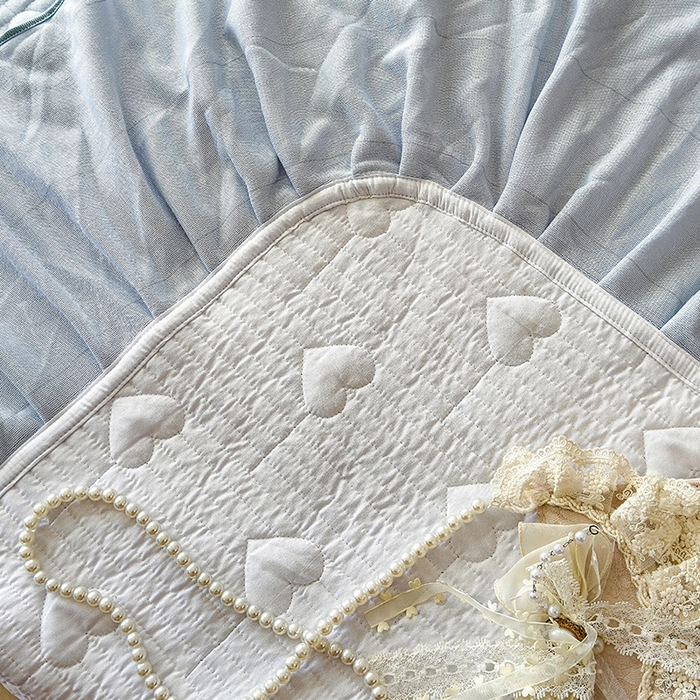 91家纺网 家纺一手货源 找家纺 宜凡家纺 2025新款牛奶绒雕花拼接刺绣床盖四件套 雾蓝漫织