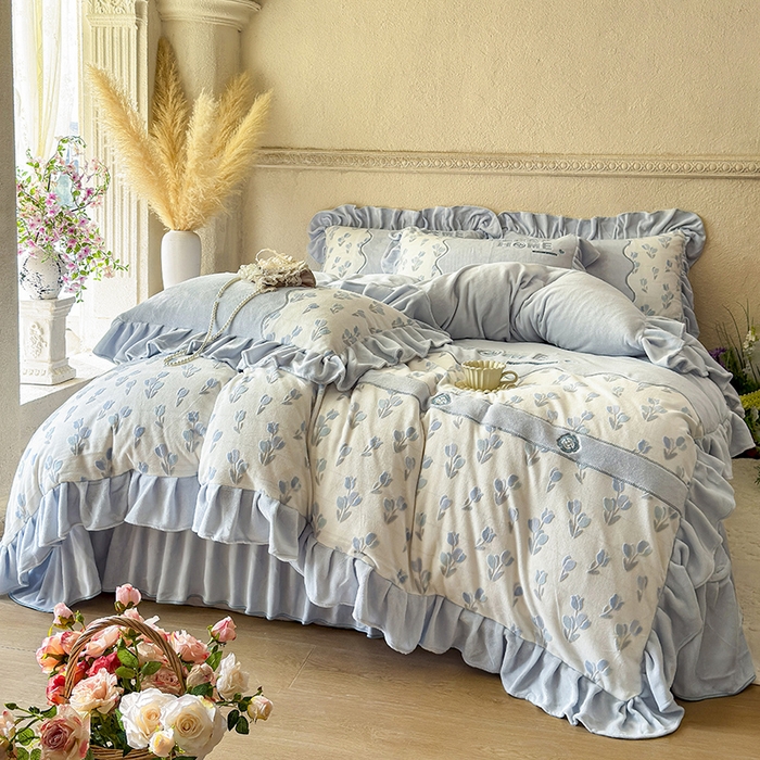 91家纺网 家纺一手货源 找家纺 宜凡家纺 2025新款牛奶绒雕花拼接刺绣床盖四件套 雾蓝漫织