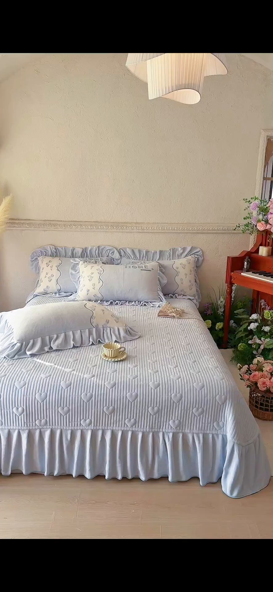 91家纺网 家纺一手货源 找家纺 宜凡家纺 2025新款牛奶绒雕花拼接刺绣床盖四件套 雾蓝漫织