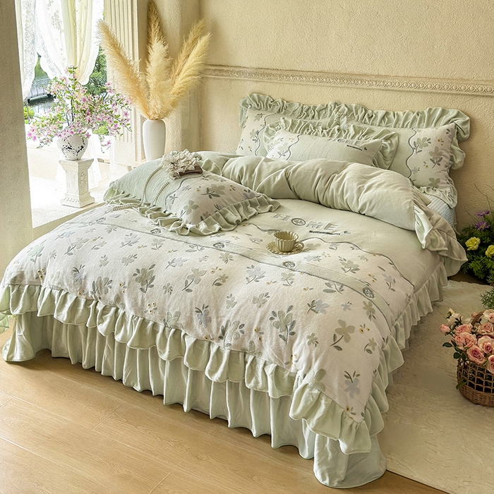 91家纺网 家纺一手货源 找家纺 宜凡家纺 2025新款牛奶绒雕花拼接刺绣床盖四件套 香槟漫月