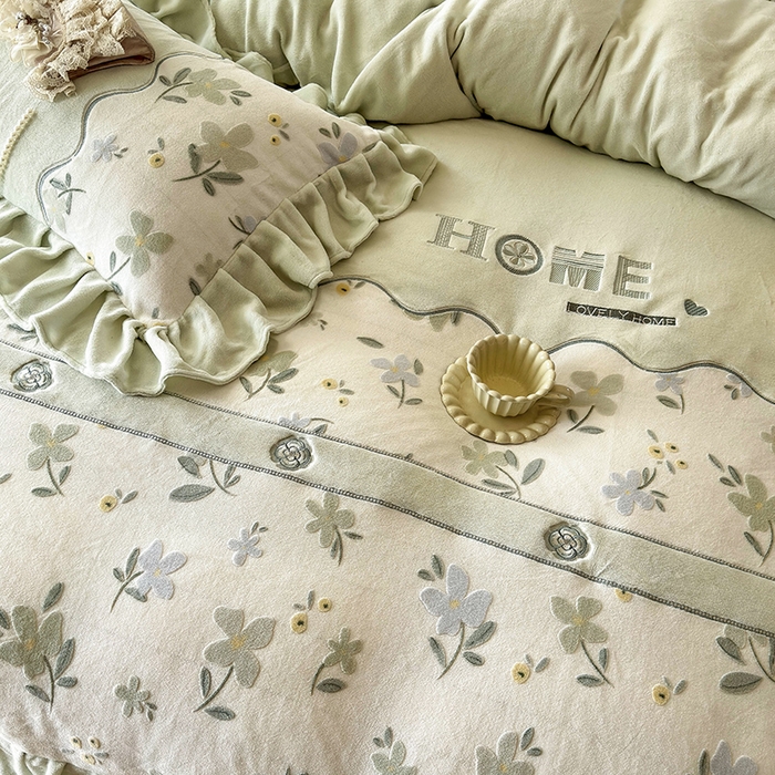 91家纺网 家纺一手货源 找家纺 宜凡家纺 2025新款牛奶绒雕花拼接刺绣床盖四件套 香槟漫月