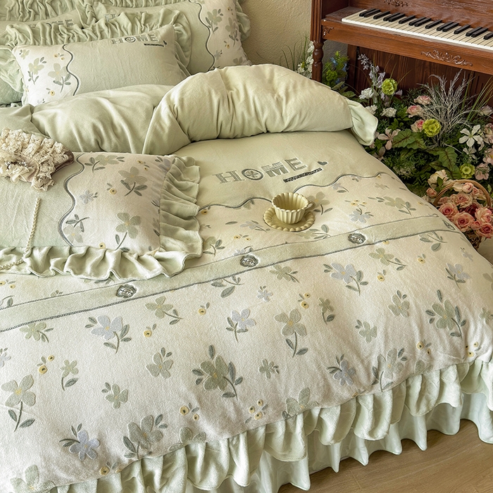 91家纺网 家纺一手货源 找家纺 宜凡家纺 2025新款牛奶绒雕花拼接刺绣床盖四件套 香槟漫月