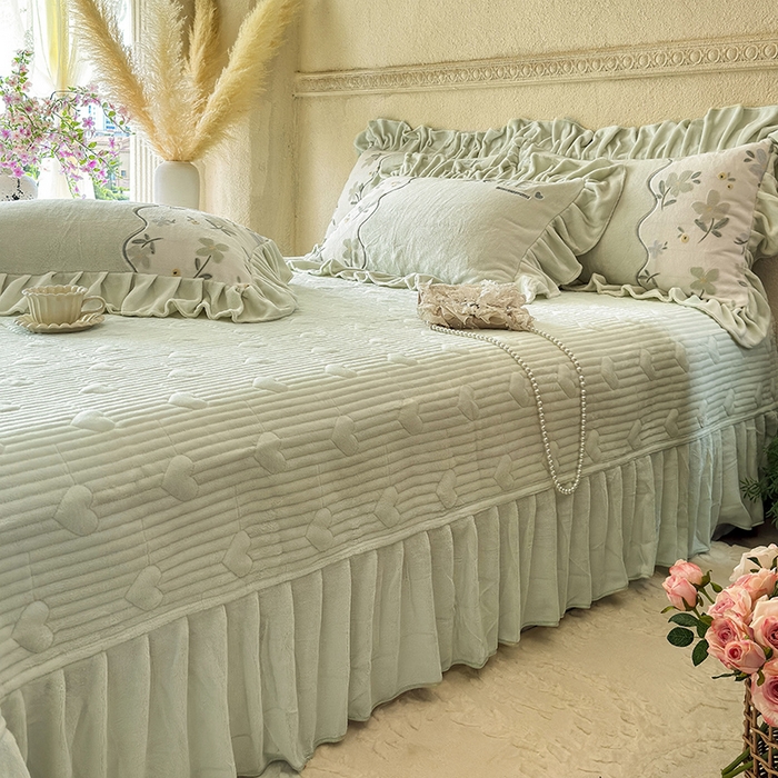 91家纺网 家纺一手货源 找家纺 宜凡家纺 2025新款牛奶绒雕花拼接刺绣床盖四件套 香槟漫月