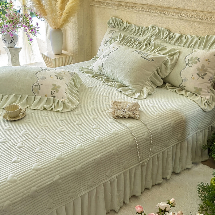 91家纺网 家纺一手货源 找家纺 宜凡家纺 2025新款牛奶绒雕花拼接刺绣床盖四件套 香槟漫月