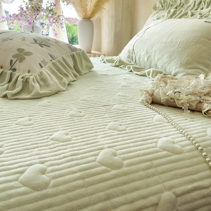 91家纺网 家纺一手货源 找家纺 宜凡家纺 2025新款牛奶绒雕花拼接刺绣床盖四件套 香槟漫月