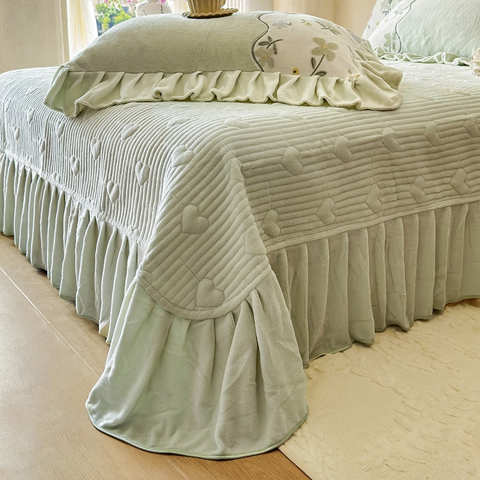 91家纺网 家纺一手货源 找家纺 宜凡家纺 2025新款牛奶绒雕花拼接刺绣床盖四件套 香槟漫月