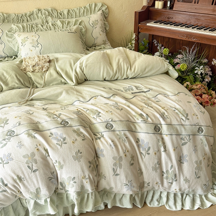 91家纺网 家纺一手货源 找家纺 宜凡家纺 2025新款牛奶绒雕花拼接刺绣床盖四件套 香槟漫月