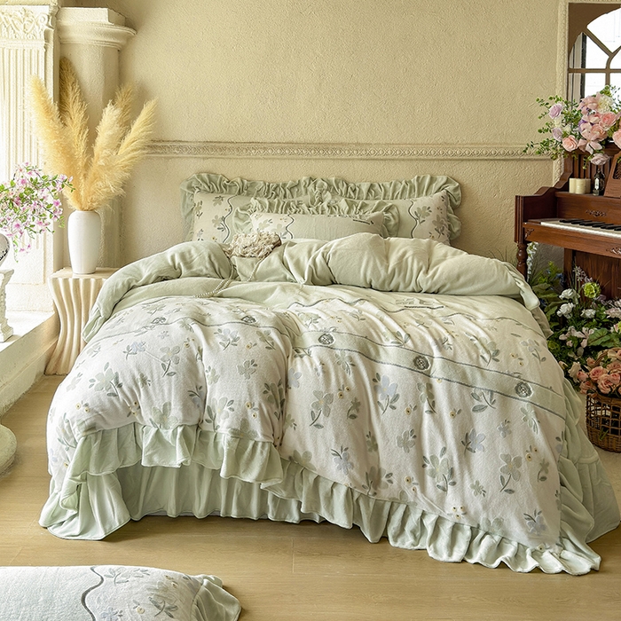 91家纺网 家纺一手货源 找家纺 宜凡家纺 2025新款牛奶绒雕花拼接刺绣床盖四件套 香槟漫月