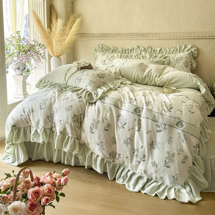 91家纺网 家纺一手货源 找家纺 宜凡家纺 2025新款牛奶绒雕花拼接刺绣床盖四件套 香槟漫月