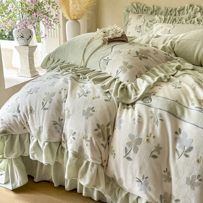 91家纺网 家纺一手货源 找家纺 宜凡家纺 2025新款牛奶绒雕花拼接刺绣床盖四件套 香槟漫月