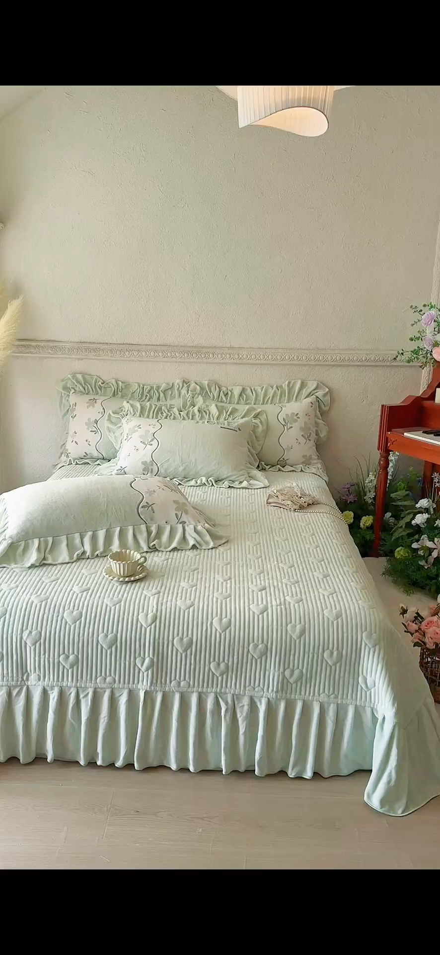 91家纺网 家纺一手货源 找家纺 宜凡家纺 2025新款牛奶绒雕花拼接刺绣床盖四件套 香槟漫月