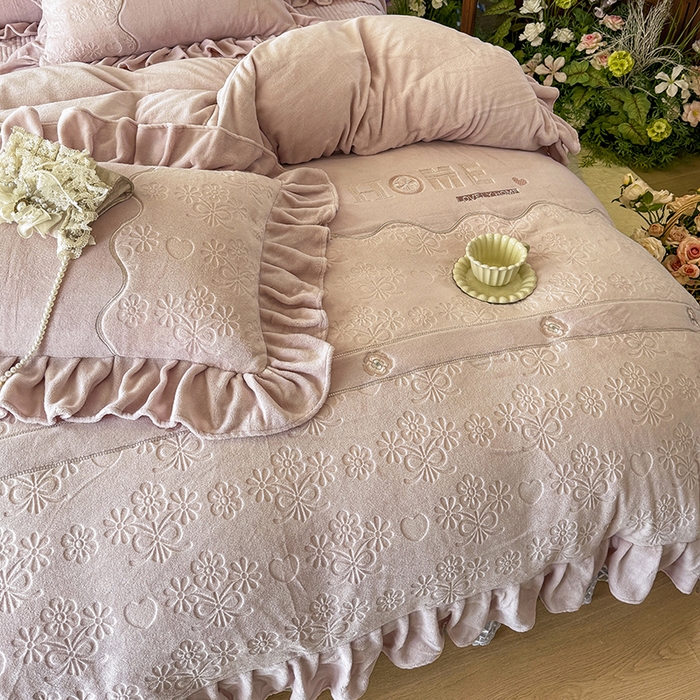 91家纺网 家纺一手货源 找家纺 （总）宜凡家纺 2025新款牛奶绒雕花拼接刺绣床裙四件套