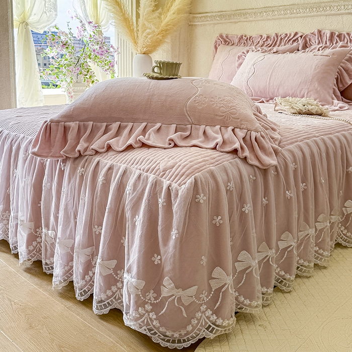 91家纺网 家纺一手货源 找家纺 （总）宜凡家纺 2025新款牛奶绒雕花拼接刺绣床裙四件套